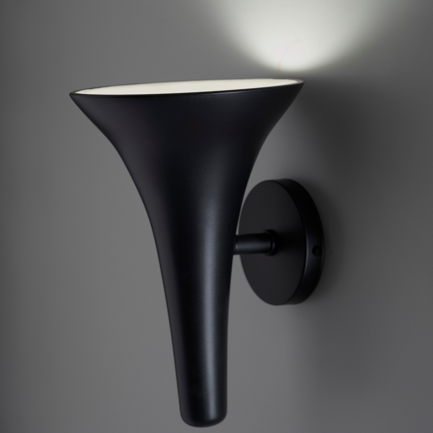 Wall_Sconce_Bella_Black_color_Light
